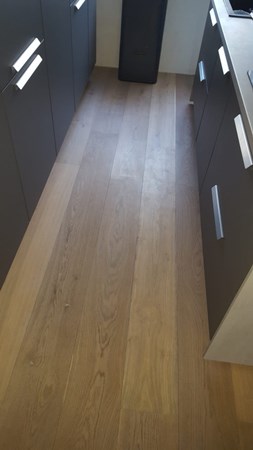 Eiken lamelparket gerookt & wit geolied.
14mm dik en 235mm breed.
Afgwerkt met Osmo 3062 mat.
Fam. Dijkstra uit Lelystad. Eiken lamelparket gerookt & wit geolied.
14mm dik en 235mm breed.
Afgwerkt met Osmo 3062 mat.
Fam. Dijkstra uit Lelystad.